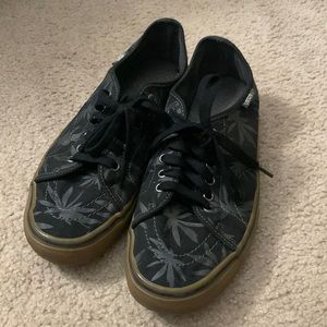 Black leaf pattern vans size 9